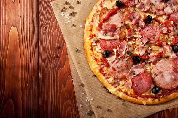 肉のピザ — ストック写真