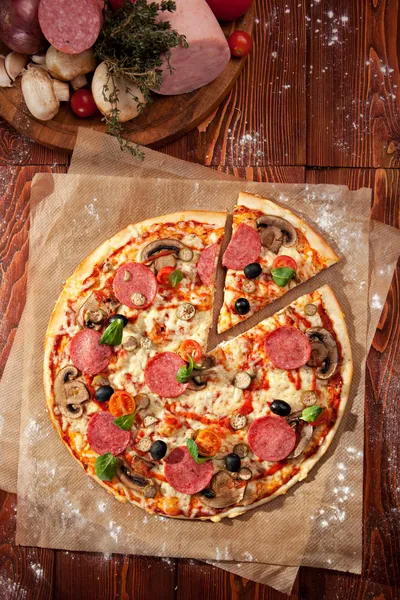 萨拉米香肠披萨 — 图库照片