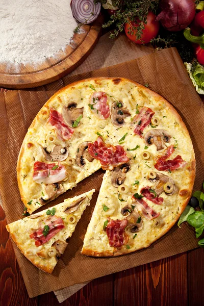 Деликатная пицца — стоковое фото