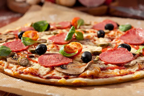 Pizza salami — Stockfoto