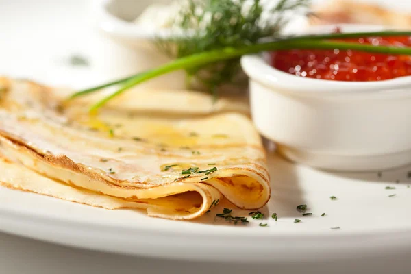 Panqueques con caviar rojo —  Fotos de Stock