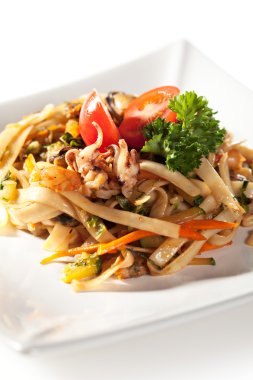 Deniz ürünleri ile erişte