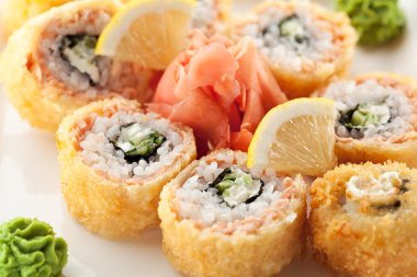 Kızarmış somon roll