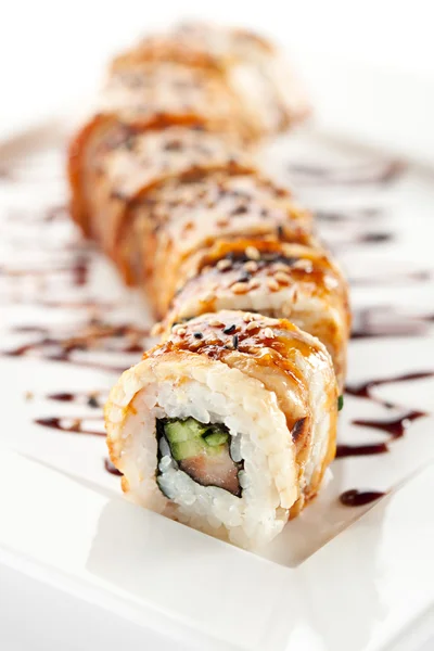 Lachs und geräucherter Aal Maki Sushi — Stockfoto