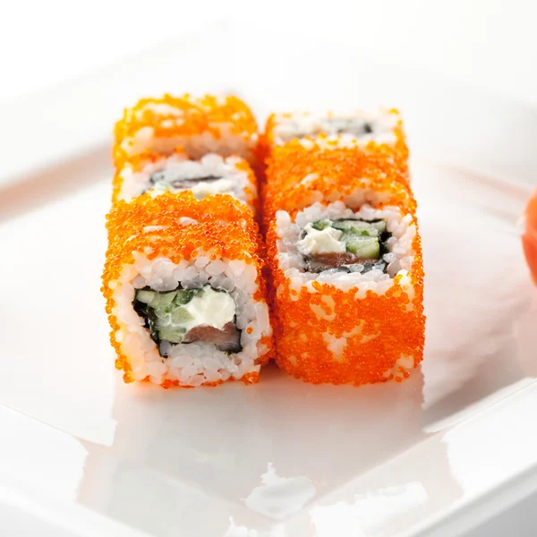 Rolo de salmão e tobiko — Fotografia de Stock