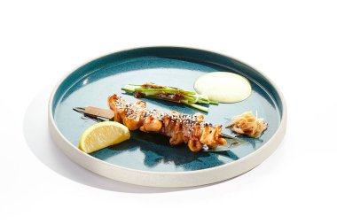 Japon bbq - Kalamar ve teriyaki soslu şiş yakitori. Japon usulü ızgara kalamar ve bambu çubuğu. Asya restoranı için barbekü menüsü. Beyaz arkaplanda Yakitori