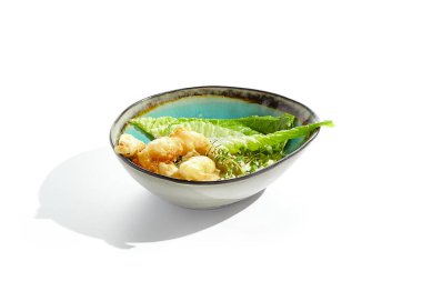 Lezzetli aperatifler - fıstık soslu tempura karidesi. Japon yemeği - kavrulmuş kızarmış karides. Beyaz arka planda izole edilmiş Asya soslu Tempura karidesi. Sıcak deniz ürünleri aperatifi