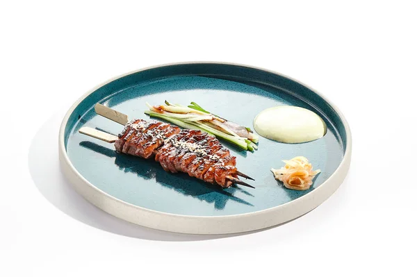 日本の伝統的な食べ物 牛肉と照り焼きソースで焼き鳥を串焼き 竹の棒に肉串を刺します アジア料理店のBbqメニュー 白地の焼き鳥 — ストック写真