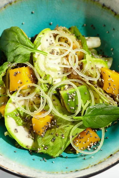 Comida Fresca Sana Ensalada Verde Con Aguacate Mango Plato Vegetariano — Foto de Stock