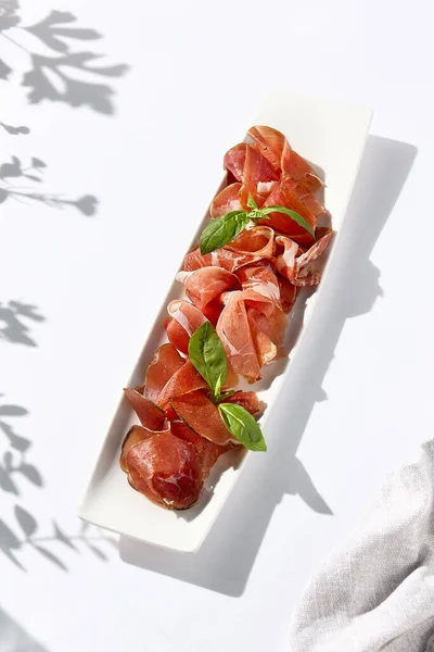 Antipasti Italiani Tavolo Bianco Antipasto Carne Carne Affettata Con Basilico — Foto Stock