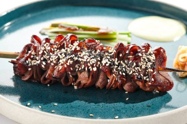 Izakaya yemeği - biftek ve teriyaki soslu şiş yakitori. Japon usulü ızgara et ve bambu çubuğu. Asya restoranı için barbekü menüsü. Beyaz arkaplanda Yakitori