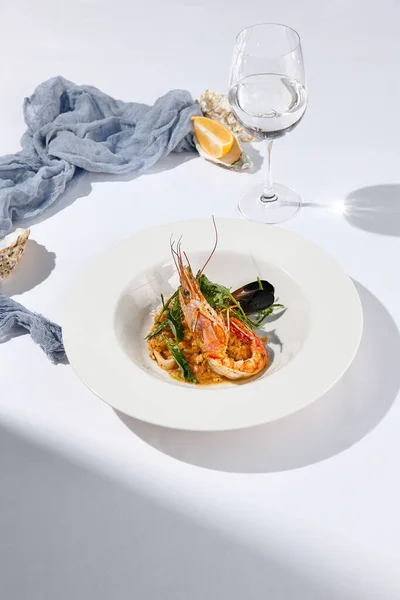 Risotto Mit Meeresfrüchten Zeitgenössischen Stil Auf Weißem Hintergrund Italienisches Risotto — Stockfoto