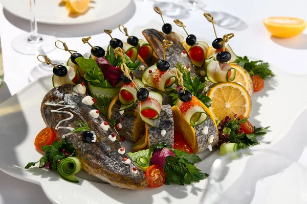 Prato Banquete Tradicional Peixe Recheado Com Legumes Delicatessen Pique Peixe — Fotografia de Stock