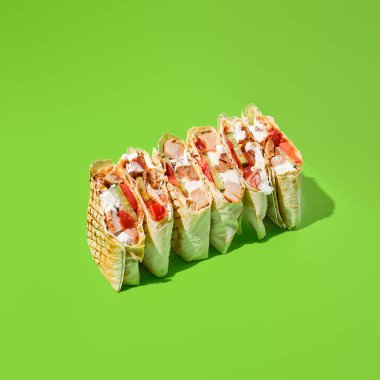 Sebzeli Shawarma ve yeşil arka planda et. Shawarma 'lı çağdaş poster. Doner kebabı çok az pişmiş. Sokak yemekleri konsepti. Abur cubur tasarımı. Asgari fast food menüsü