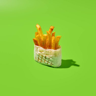 Shawarma malzemeleri rulo içinde. Yunanlı jiroskoplar için patates kızartması. Donner Kebap 'da kızarmış patates. Fast food menüsü konsepti. Shawarma için çağdaş malzemeler. İlave malzemeler