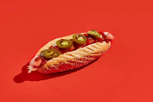 Amerykański Hot Dog Jalopeno Czerwonym Tle Minimalny Styl Fast Food — Zdjęcie stockowe