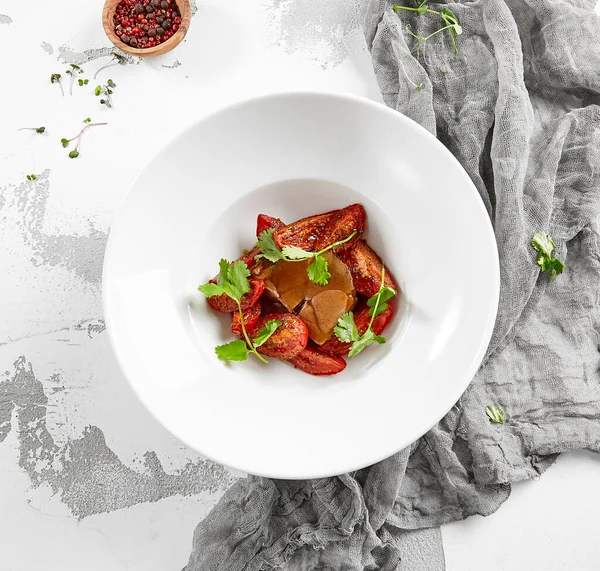 Langue Bœuf Rôti Avec Sauce Tomates Séchées Plat Viande Langue — Photo