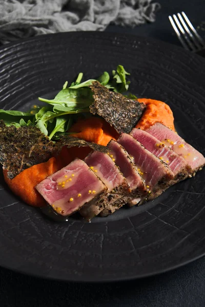 Tuna Steak Tomato Salsa Spinach Nori Black Plate Delicious Fish — Stock Photo, Image