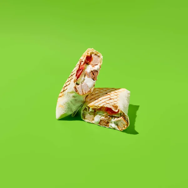 Shawarma Con Verduras Carne Sobre Fondo Verde Cartel Contemporáneo Con — Foto de Stock