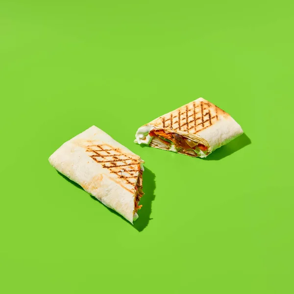 Shawarma Com Legumes Carne Fundo Verde Cartaz Contemporâneo Com Shawarma — Fotografia de Stock