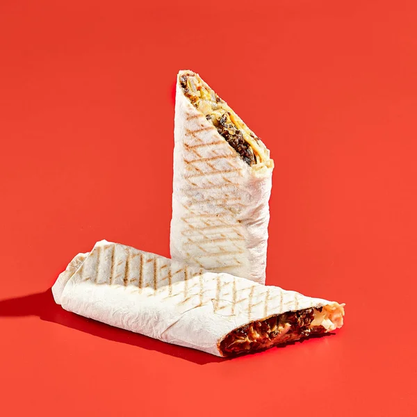 Shawarma Avvolgere Con Manzo Sfondo Colore Con Ombra Dura Sandwich — Foto Stock