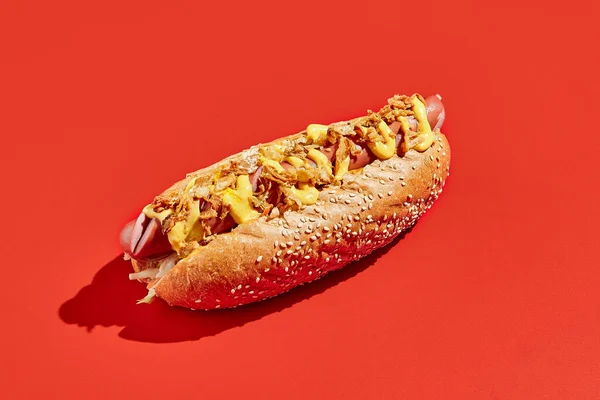 Amerikanischer Hot Dog Mit Käse Und Knusprigen Zwiebeln Auf Rotem — Stockfoto