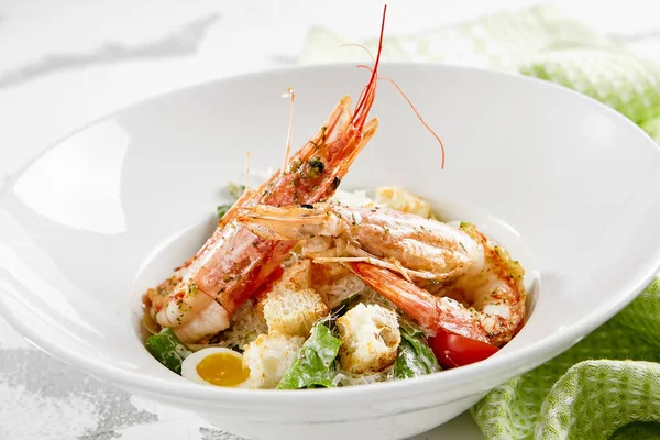 Ensalada César Clásica Con Gambas Plato Blanco Sobre Mesa Piedra —  Fotos de Stock