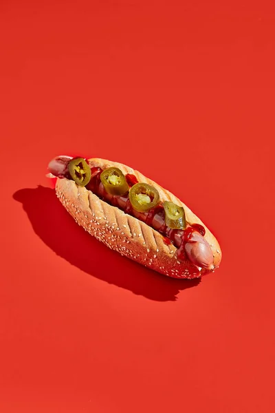 Cachorro Quente Americano Com Jalopeno Fundo Vermelho Estilo Mínimo Fast — Fotografia de Stock