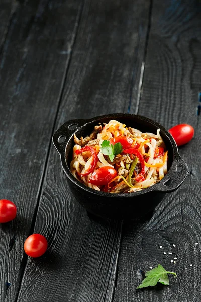 Macarrão Udon Frito Mexido Japonês Wok Macarrão Udon Com Carne — Fotografia de Stock