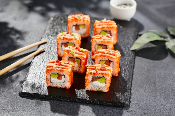 Sushi Maki Mesa Piedra Oscura California Maki Con Tobiko Rollo — Foto de Stock