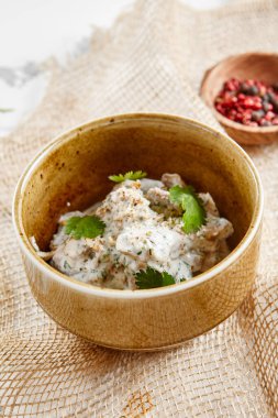 Geleneksel Gürcü aperatifi - sacivi. Ceviz soslu haşlanmış tavuk ve baharatlı Georgia yemeği. Köy usulü soslu tavuk etinden otantik başlangıç yemeği.