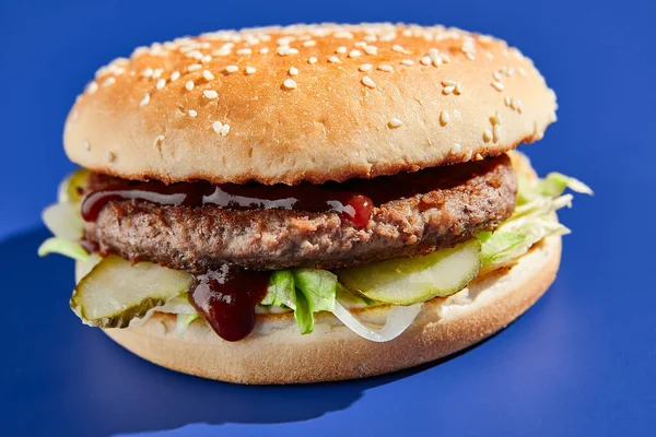 Beef Burger Blauer Hintergrund Mit Hartem Schatten Amerikanisches Junk Food — Stockfoto