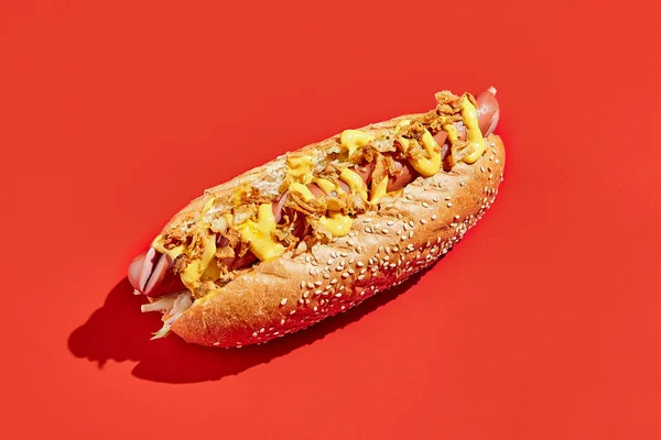 Amerikanischer Hot Dog Mit Käse Und Knusprigen Zwiebeln Auf Rotem — Stockfoto