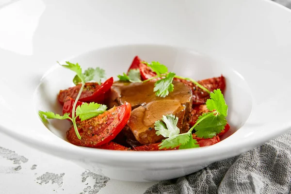 Gebratene Rinderzunge Mit Soße Und Getrockneten Tomaten Fleischgericht Aus Rinderzunge — Stockfoto