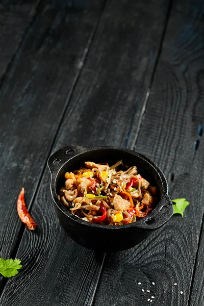 Yakisoba Nudle Kuřecím Masem Zeleninou Dřevěném Pozadí Japonské Smažené Nudle — Stock fotografie