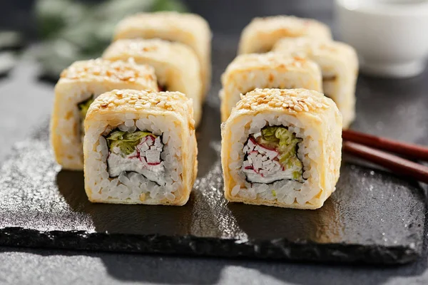 Maki Sushi Ciemnym Kamiennym Stole Krab Sushi Ser Ogórek Środku — Zdjęcie stockowe