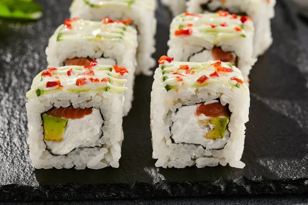 Verse Maki Sushi Donkere Stenen Tafel Kleurrijke Roll Met Groenten — Stockfoto