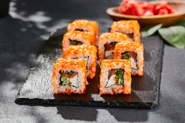 Sushi Maki Pizarra Oscura California Maki Con Salmón Rollo Sushi — Foto de Stock