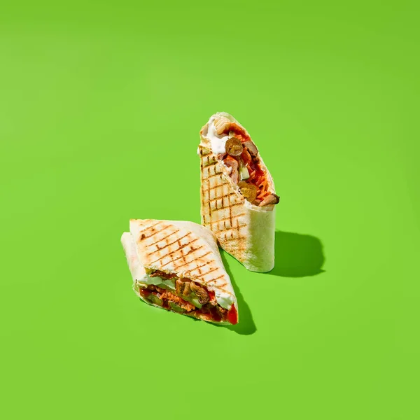Shawarma Com Legumes Carne Fundo Verde Cartaz Contemporâneo Com Shawarma — Fotografia de Stock