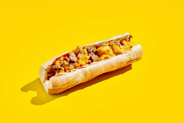 Chiken Cheesesteak Minimalistischen Stil Amerikanisches Fast Food Gelbem Hintergrund Mit — Stockfoto