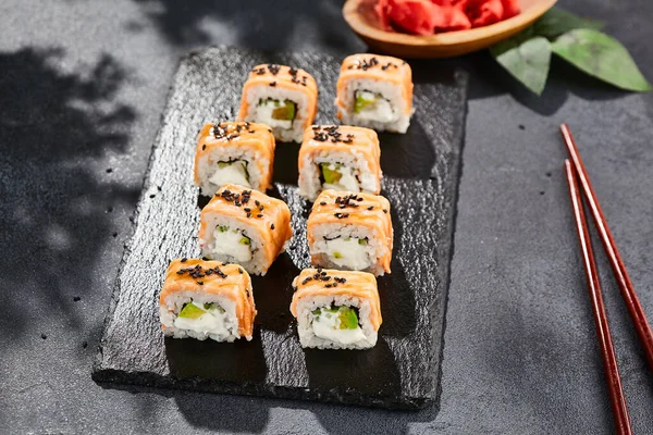Sushi Maki Pizarra Oscura Filadelmaki Caliente Con Salmón Horno Rollo — Foto de Stock