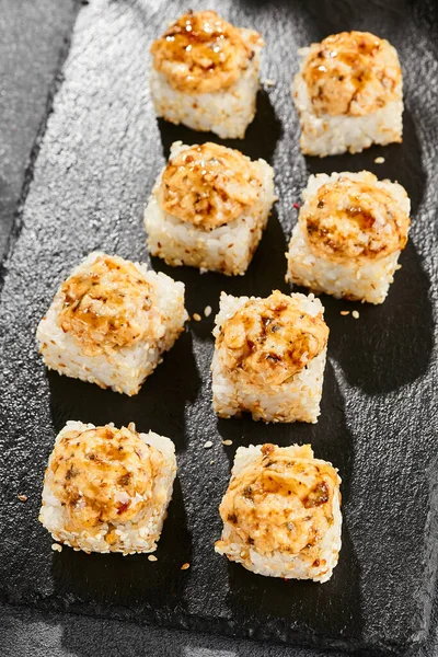 Sushi Maki Horno Pizarra Oscura Unagi Maki Caliente Con Anguila —  Fotos de Stock