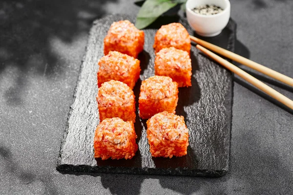 Coapte Maki Sushi Ardezie Întunecată California Maki Fierbinte Crab Rulou — Fotografie, imagine de stoc