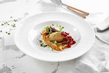 Kızarmış üzümlü kızarmış ekmek ve mikro yeşil tavuk ciğeri ezmesi. Beyaz tabakta tavuklu börek. Lezzetli aperatif, tost üzerine kaz ciğeri. Köy tarzında reçelli ciğer ezmesi.