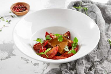 Sos ve kurutulmuş domatesli kızarmış sığır dili. Biftek dilinden et yemeği ve sebze garnitürü. Lezzetli ana yemek - öküz dili