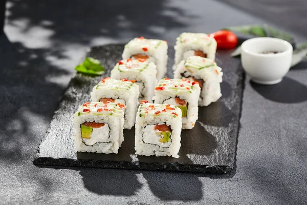 Sushi Proaspăt Maki Masa Piatră Întunecată Rola Colorată Legume Rola — Fotografie, imagine de stoc
