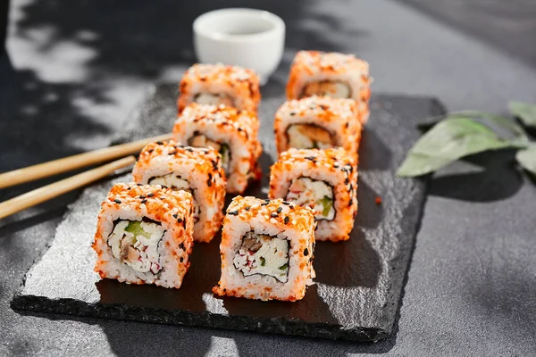 Maki Sushi Ciemnym Łupku Kalifornijski Maki Masago Sezamem Sushi Krabem — Zdjęcie stockowe