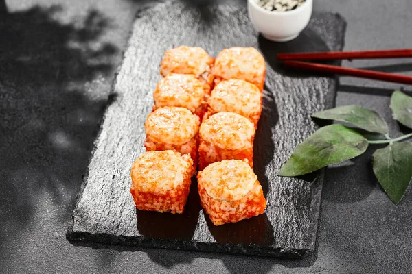 Upieczone Sushi Maki Ciemnym Łupku Gorący Maki Kalifornii Krabem Sushi — Zdjęcie stockowe