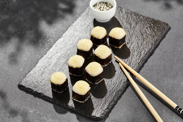 Sushi Maki Horno Pizarra Oscura Rollo Hosomaki Con Queso Caliente —  Fotos de Stock