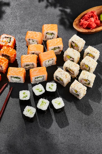 Sushi Maki Está Pizarra Oscura Set Maki Con Rollos Variados — Foto de Stock